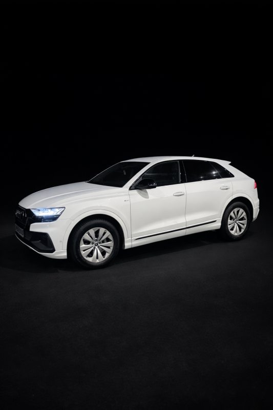 biały audi q8 na czarnym tle