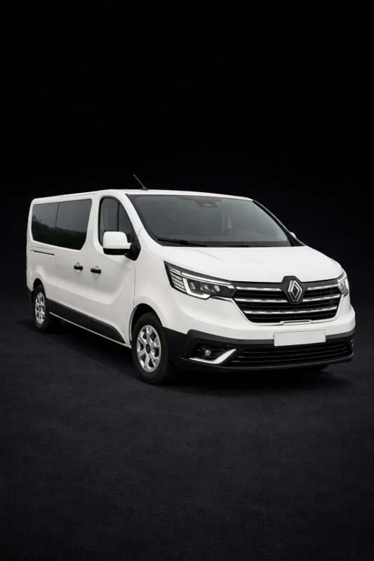 renault trafic na czarnym tle